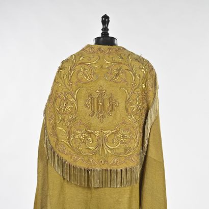 Chappe à décor de fil doré et brodé en r...