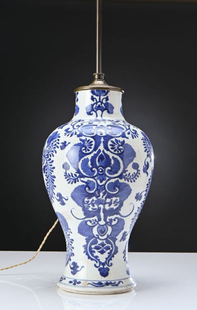 Chine XVIIIe siècle, 
Vase balustre en porcelaine...