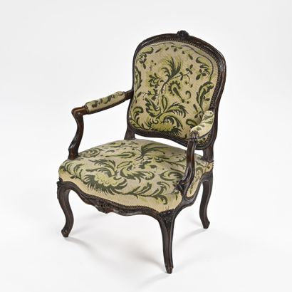 NOGARET à Lyon,
Fauteuil en noyer mouluré...