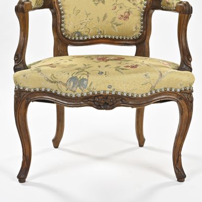 Paire de fauteuils en bois naturel mouluré...