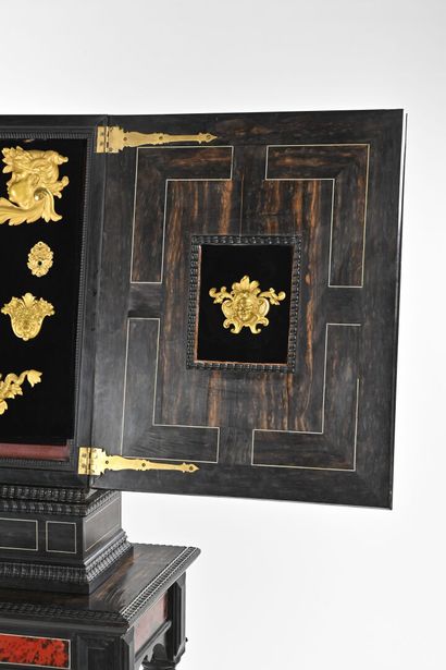 Importante paire de cabinets à profil trapézoïdal,...