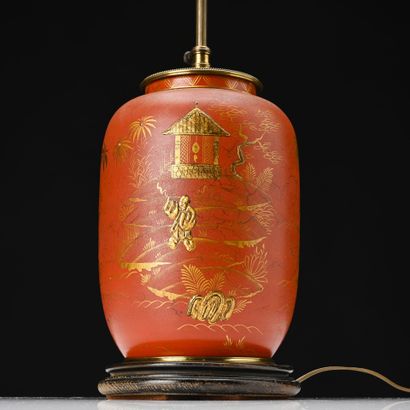Lampe formé d'un vase à décor laqué rouge...
