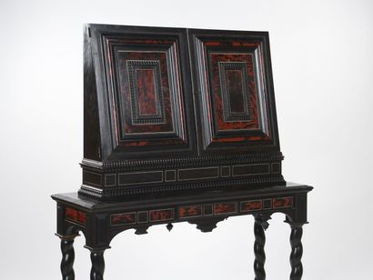 Importante paire de cabinets à profil trapézoïdal,...