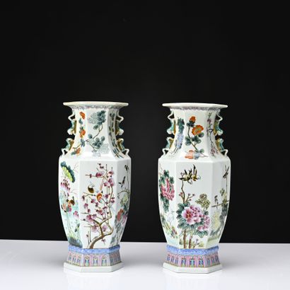 Chine, paire de vases à pans en porcelaine...