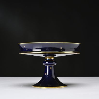 SEVRES, 
Coupe en porcelaine à décor bleu...