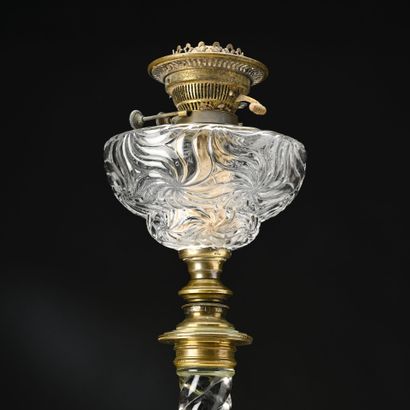 BACCARAT 
Lampe à pétrole en cristal torsadé...