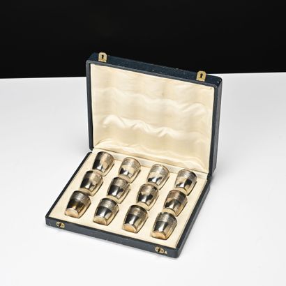 Douze goblelets à liqueur en vermeil et argent...
