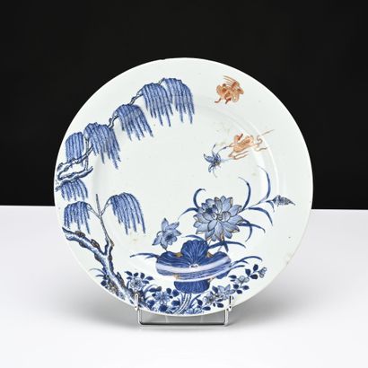 Chine XVIIIe siècle, 
Plat creux en porcelaine...