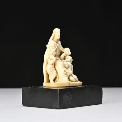 Le Bon Pasteur. 
sujet en ivoire sculpté....
