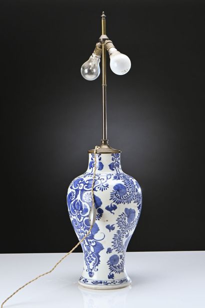 Chine XVIIIe siècle, 
Vase balustre en porcelaine...
