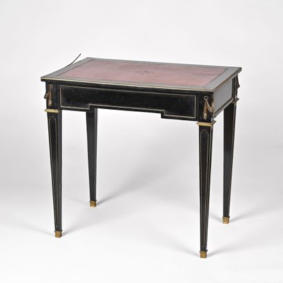 Bureau de dame en laque noir et garniture...
