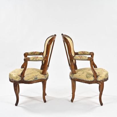 Paire de fauteuils en bois naturel mouluré...