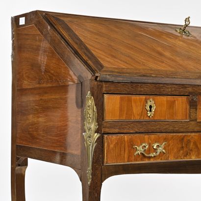 Bureau de pente en bois de placage
18eme...