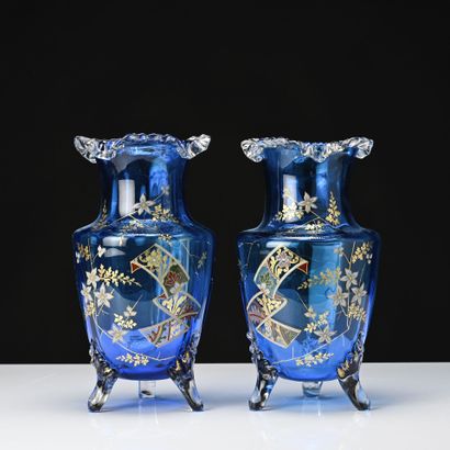 Paire de vases en verre teinté bleu et émail...