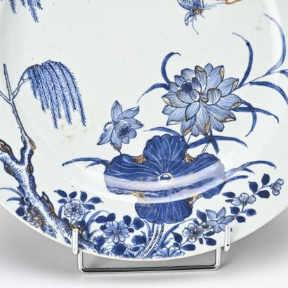 Chine XVIIIe siècle, 
Plat creux en porcelaine...