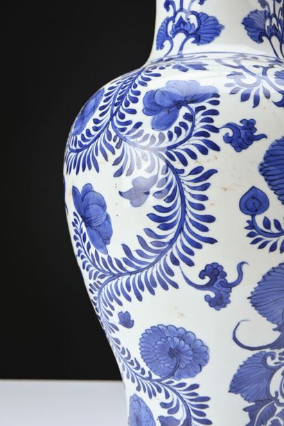 Chine XVIIIe siècle, 
Vase balustre en porcelaine...
