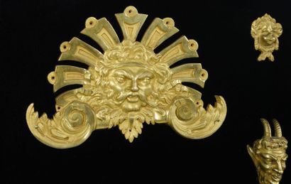 Importante paire de cabinets à profil trapézoïdal,...