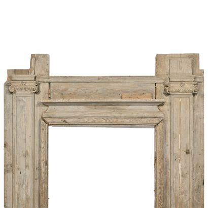 Encadrement de porte en bois laqué et sculpté,...