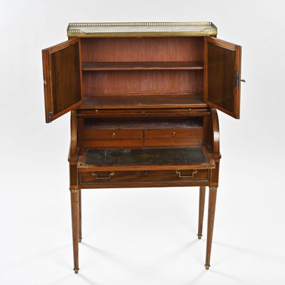 Petit bureau à cylindre en acajou et placage...