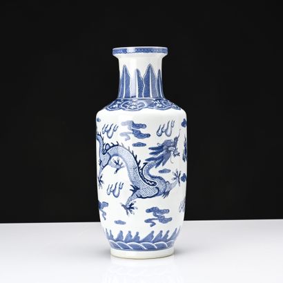 Chine, travail moderne, 
Vase balustre en...