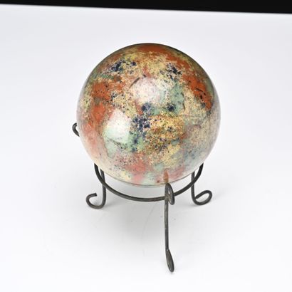 Trois boules porte-perruque en verre soufflé...