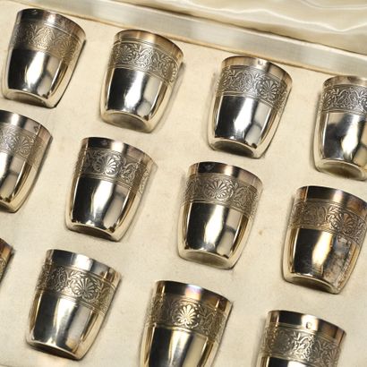 Douze goblelets à liqueur en vermeil et argent...