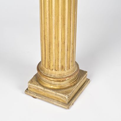 Paire de colonnes en bois laqué cannelé et...