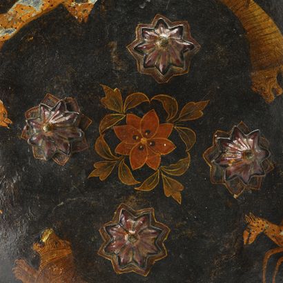 Inde, bouclier rondache en cuir peint 
Diam...