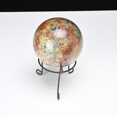 Trois boules porte-perruque en verre soufflé...