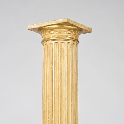 Paire de colonnes en bois laqué cannelé et...