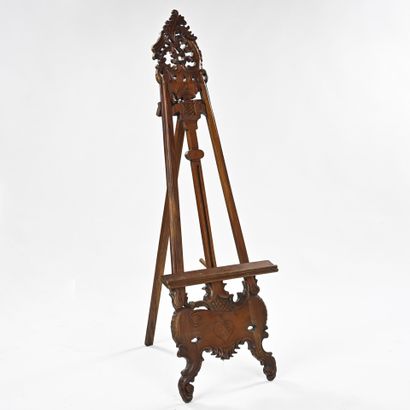 Chevalet en noyer mouluré sculpté 
Fin 19eme...