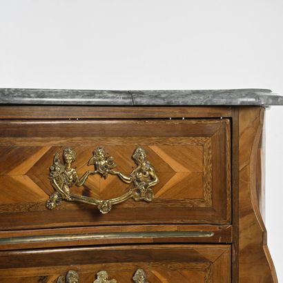 Commode Mazarine marquetée de losange en...
