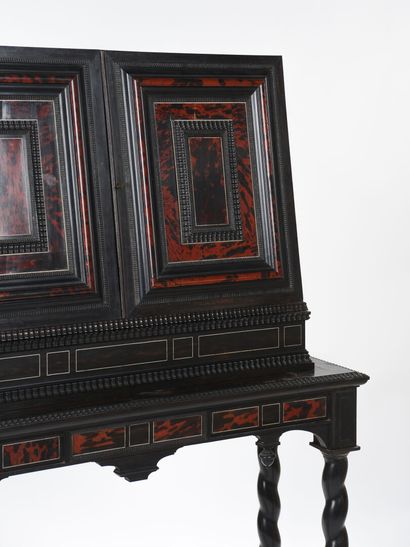 Importante paire de cabinets à profil trapézoïdal,...