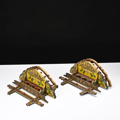 Deux paires d'étagères en bois laqué de fleurs...
