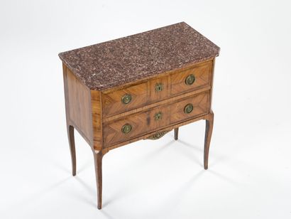 Petite commode sauteuse en bois de placage...