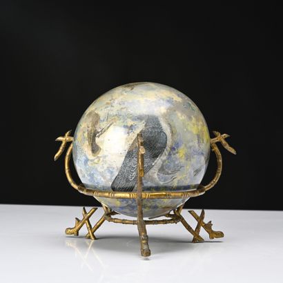 Trois boules porte-perruque en verre soufflé...