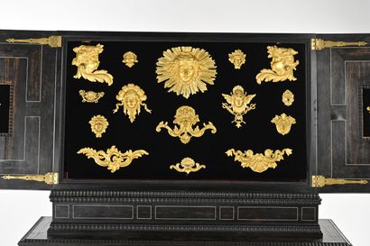 Importante paire de cabinets à profil trapézoïdal,...
