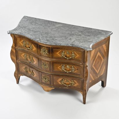 Commode Mazarine marquetée de losange en...