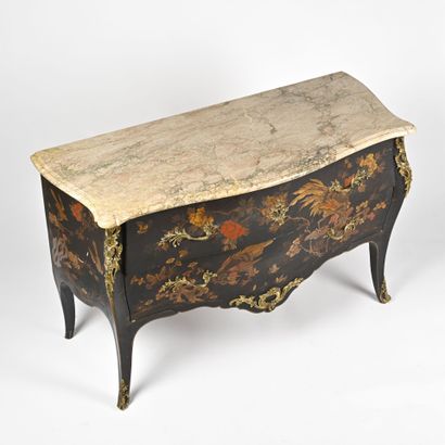 Commode galbée en laque noir et doré a l'imitation...