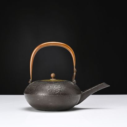 Japon, XXe siècle,
Théière tetsubin, à décor...