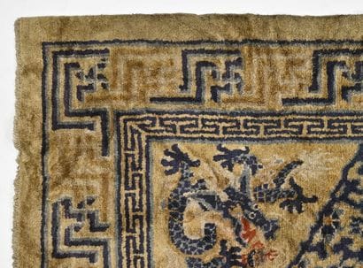 Chine, époque Qing, 
Important tapis en laine...