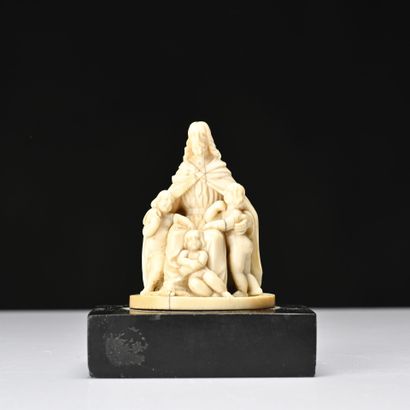Le Bon Pasteur. 
sujet en ivoire sculpté....