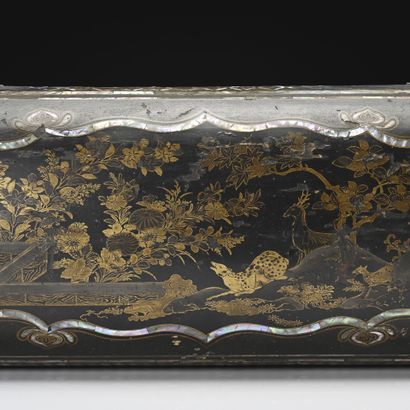 Japon période Edo , Coffret bombé, en bois...
