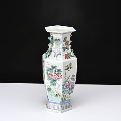 Chine, paire de vases à pans en porcelaine...