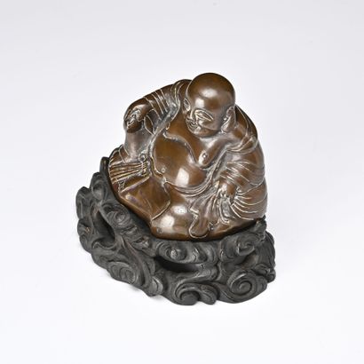Chine XXe siècle, 
Statuette en bronze, représentant...