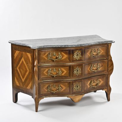 Commode Mazarine marquetée de losange en...