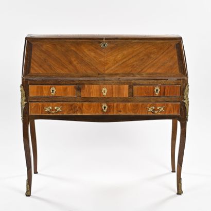 Bureau de pente en bois de placage
18eme...