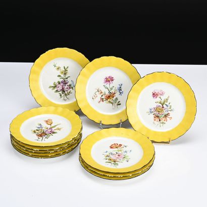 Douze assiettes à dessert en porcelaine peintes,...
