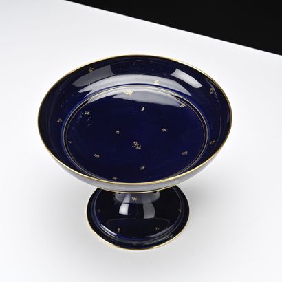 SEVRES 
Coupe sur pied en porcelaine à fond...