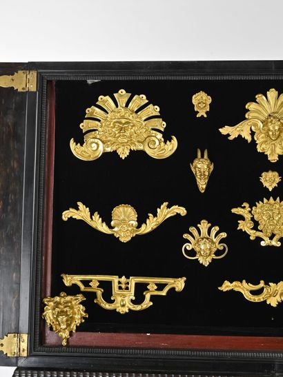 Importante paire de cabinets à profil trapézoïdal,...